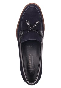 Marineblaue Wildleder Slipper mit glänzenden schwarzen Lederelementen. Runde Zehenform, dekorative Schnürsenkel und genähte Sohlenverzierungen.