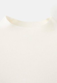 Top bianco a collo alto con una texture liscia e a costine. Il collo presenta una curva sottile e il tessuto appare leggero e elastico.