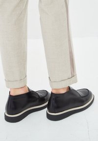 Cesare Gaspari Botines bajos - black