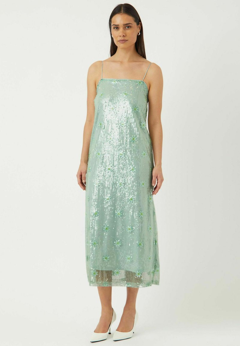 Sequin midi kjole i mintgrønt, med blomsterbroderi, tynde stropper og en lige silhuet med et gennemsigtigt overlay.