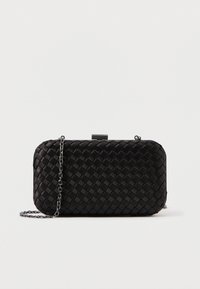 Juodas audinys, paimtas į delną, stačiakampio formos, su grandine, tekstūruota paviršiumi ir metaliniu užsegimu.