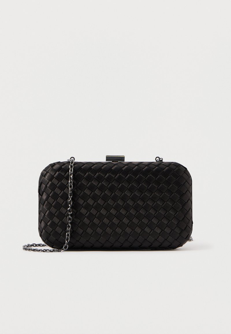 Juodas audinys, paimtas į delną, stačiakampio formos, su grandine, tekstūruota paviršiumi ir metaliniu užsegimu.