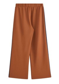 Pantaloni a gamba larga color ruggine con cintura elastica e strisce laterali scure, esposti piatti su uno sfondo bianco.