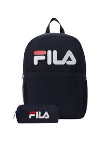 Zaino blu navy con una superficie liscia, dotato di una grande tasca frontale, tasche laterali in rete e un astuccio coordinato. Logo FILA ben visibile.