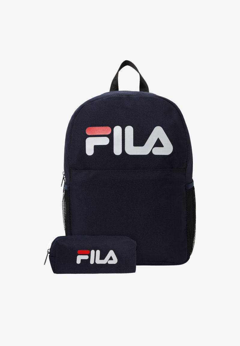 Marineblå rygsæk med en glat tekstur, der har en stor frontlomme, sidelommer af mesh og et matchende penalhus. FILA-logoet er fremtrædende.