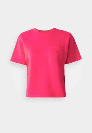 Bright pink short-sleeve t-shirt made of cotton, featuring a front pocket and a crew neckline. Smooth texture and relaxed fit.