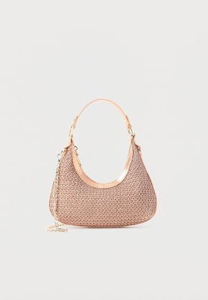 Petit sac à épaule rose texturé avec une courte anse et une chaîne dorée décorative sur fond blanc.