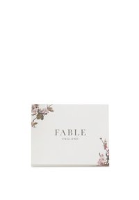 Confezione rettangolare bianca con accenti floreali in morbido rosa e verde, con "FABLE ENGLAND" stampato in typografia elegante.