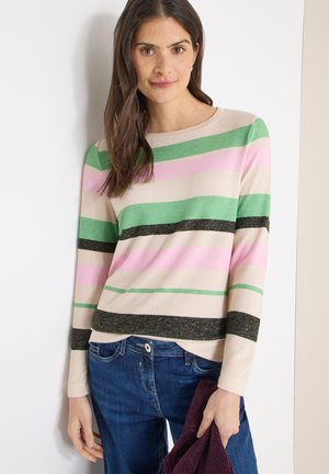 Pull à manches longues rayé en beige, vert, rose et noir. Texture douce, col rond et coupe décontractée. À associer avec un jean foncé et un accessoire violet.