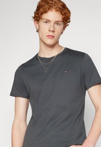 Tommy Jeans SLIM TEE - T-shirt - bas - new charcoal