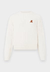 Pulover alb tricotat cu o textură rib بندită, având un mic broderie cu un ursuleț de pluș maro pe piept. Guler rotund și mâneci lungi.