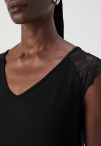 ONLY Tall ONLPETRA MIX  - Potiskana majica - black