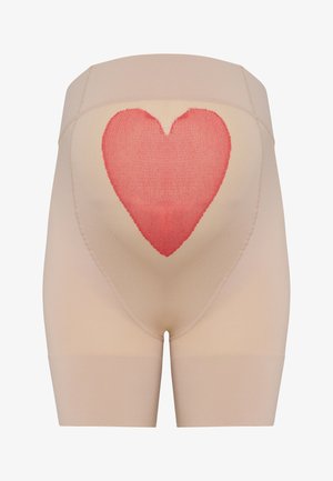 Beige Shapewear-Shorts mit strukturiertem roten Herzmuster auf der Vorderseite und nahtlosen Kanten, mit einer mittelhohen Taille und weichem Material.