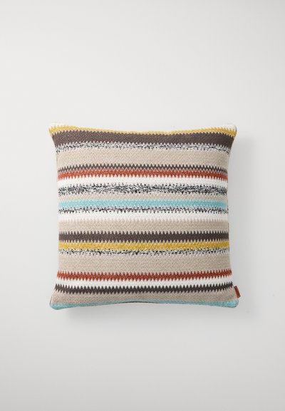 Teksturerte, rektangulære puter med sikksakkstriper i beige, brunt, orange, gult og blått. Laget av vevd stoff med dekorativ kant.