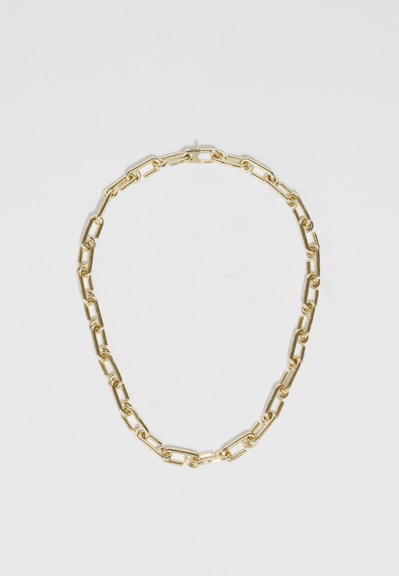 Guldtonad halsband med sammanlänkade, avlånga och ovala kedjelänkar, slät yta och subtil lyster.