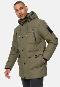 Oliven grøn polstret parka-jakke med hætte, lynlås-lommer, justerbare snore og sorte detaljer på ærmerne.
