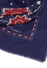 Sciarpa navy con un motivo floreale in rosso e crema, con dettagli decorativi e bordi frangiati. Il testo dice "PIOMBO."