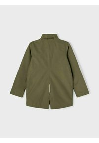 Manteau vert olive à manches longues avec un col montant, une coupe droite, une fente au dos et une texture subtile. Pas de ferrures ni d'ornements visibles.