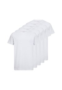 Fem ensfarvede hvide kortærmede t-shirts stakket. Lavet af bomuld med rund hals. Glat tekstur, uden mønstre eller designs.