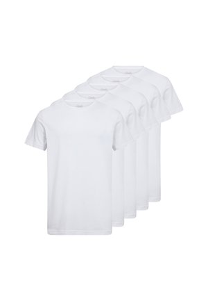 Fem ensfarvede hvide kortærmede t-shirts stakket. Lavet af bomuld med rund hals. Glat tekstur, uden mønstre eller designs.