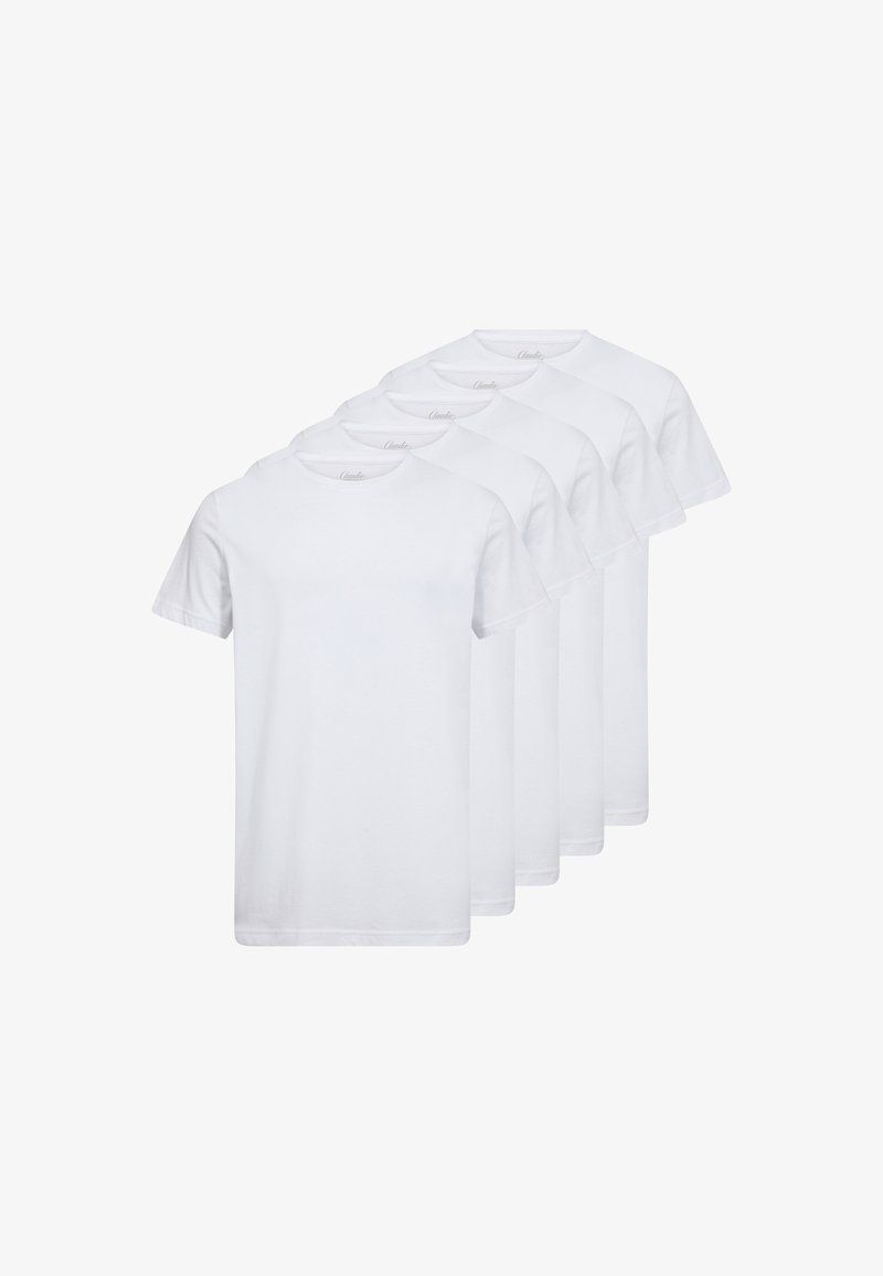 Fem ensfarvede hvide kortærmede t-shirts stakket. Lavet af bomuld med rund hals. Glat tekstur, uden mønstre eller designs.