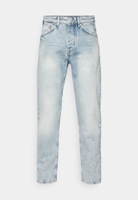 Vaqueros de mezclilla azul claro con una cintura alta, corte recto, diseño de cinco bolsillos y un ligero desgaste en toda la tela.