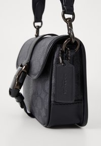 COACH LEAGUE CROSSBODY 19 IN SIGNATURE - Skulderveske - charcoal