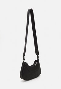 Borsa a spalla sintetica nera con forma curvata, motivo geometrico, superficie testurizzata e una tracolla nera con dettagli del logo.