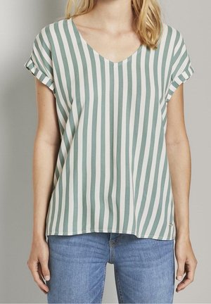 Blusa a rayas en verde y blanco, con escote en V y mangas cortas remangadas. Corte suelto con dobladillo recto, confeccionada en tela ligera.