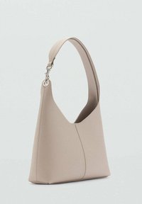 Borsa a spalla beige realizzata in materiale liscio, con manico curvo, fondo piatto e dettagli cuciti per un tocco aggiuntivo.