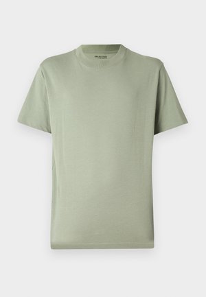 Tricou scurt cu mâneci, de culoare verde deschis, dintr-un material neted. Are un gât rotund și o croială confortabilă, cu un design simplu și fără modele vizibile.