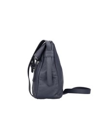 Bolso de hombro de cuero azul marino con un acabado texturizado, cierre de cremallera y una correa de hombro plana. Sus características incluyen un diseño estilizado y compacto.