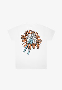 Weißes T-Shirt mit kurzen Ärmeln, das ein buntes Grafikdesign zeigt, das Werkzeuge und stilisierte Schriftzüge in Orange und Blau darstellt.