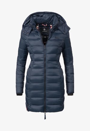 Chaqueta de plumas azul marino con cremallera frontal, textura acolchada, capucha desmontable y forro con patrón rojo. Cuenta con puños elásticos y acentos de logo.