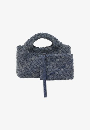 Sac en bandoulière tissé dans un motif chevrons bleu foncé et bleu clair. Il dispose d'une poignée tressée et d'une bandoulière amovible avec un bouton de fermeture.