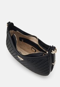 Borsa a tracolla intrecciata nera con una texture liscia, dettagli in hardware dorato e un interno spazioso con diversi scomparti con zip.