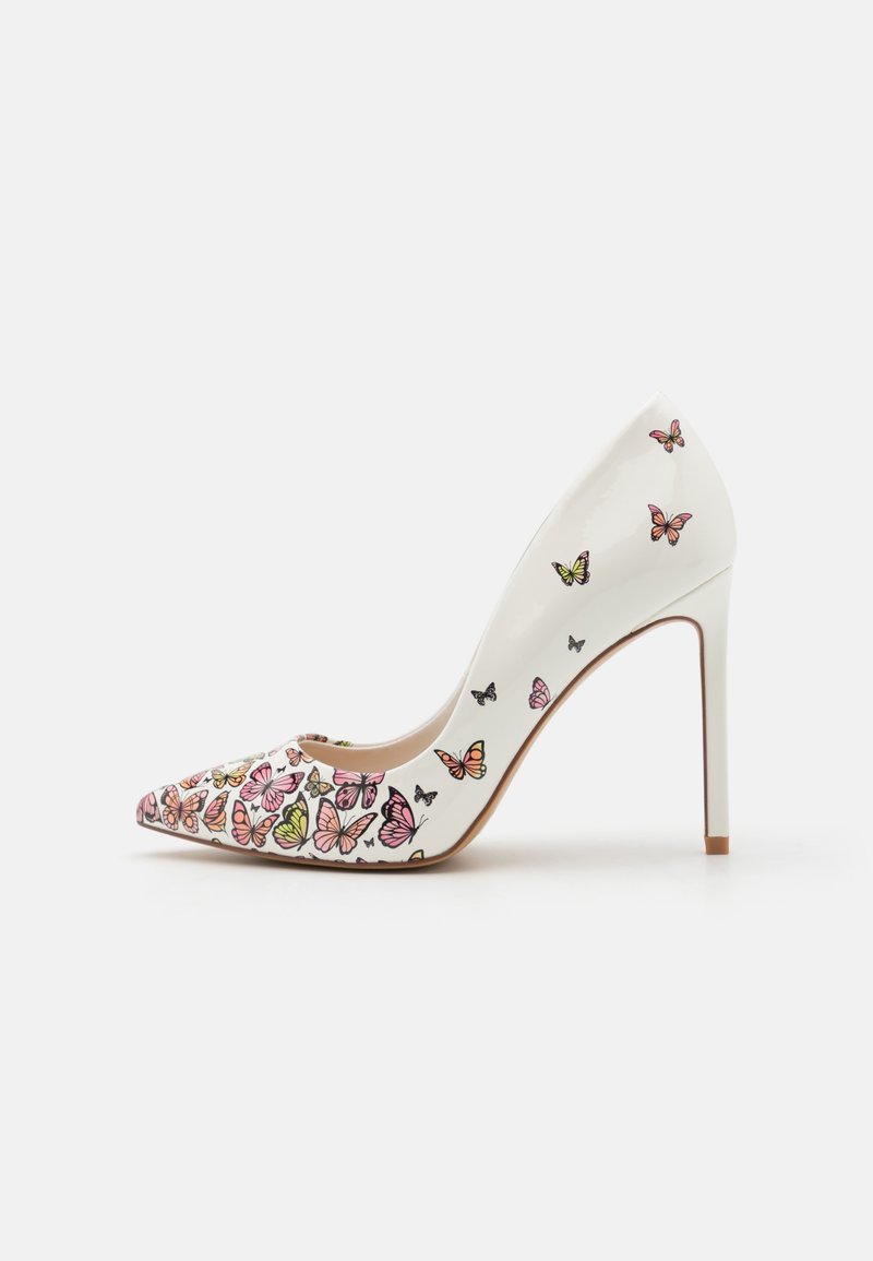 Escarpin blanc à talon haut et pointe fine, ornée de motifs de papillons colorés. Texture lisse, talon fin et côtés ouverts.
