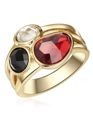 Guld ring med tre facetslebne ædelsten: stor rød, mellemstor klar og mindre sort, sat i et design med tre bånd.