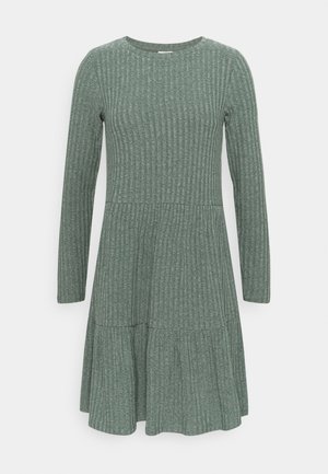 Grøn ribstrikket langærmet kjole med rund halsudskæring og lagdelt nederdel.