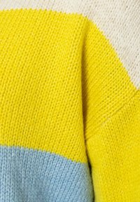 Gestrickter Pullover mit gelben, hellblauen und cremefarbenen Streifen. Die Textur ist weich mit einem groben Gewebe, das den hellen Farbkontrast betont.