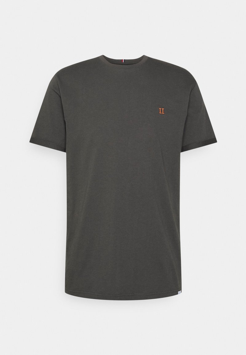 T-shirt en coton gris foncé à manches courtes, avec un petit logo orange "II" sur la poitrine gauche. Col rond classique et coupe décontractée.