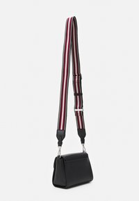 Borsa a tracolla nera rettangolare con ampia tracolla regolabile a strisce rosse, bianche e nere, e accessori in tonalità argento.