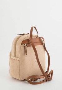 Beiger Wildleder-Rucksack mit braunen Lederriemen und Akzenten. Verfügt über einen Reißverschluss, eine Vordertasche und eine strukturierte Seitenpaneel.