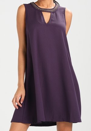 Paarse mouwloze jurk met een keyhole-halslijn, versierd met een decoratieve kraag. Gemaakt van gladde stof met een A-lijn silhouet.
