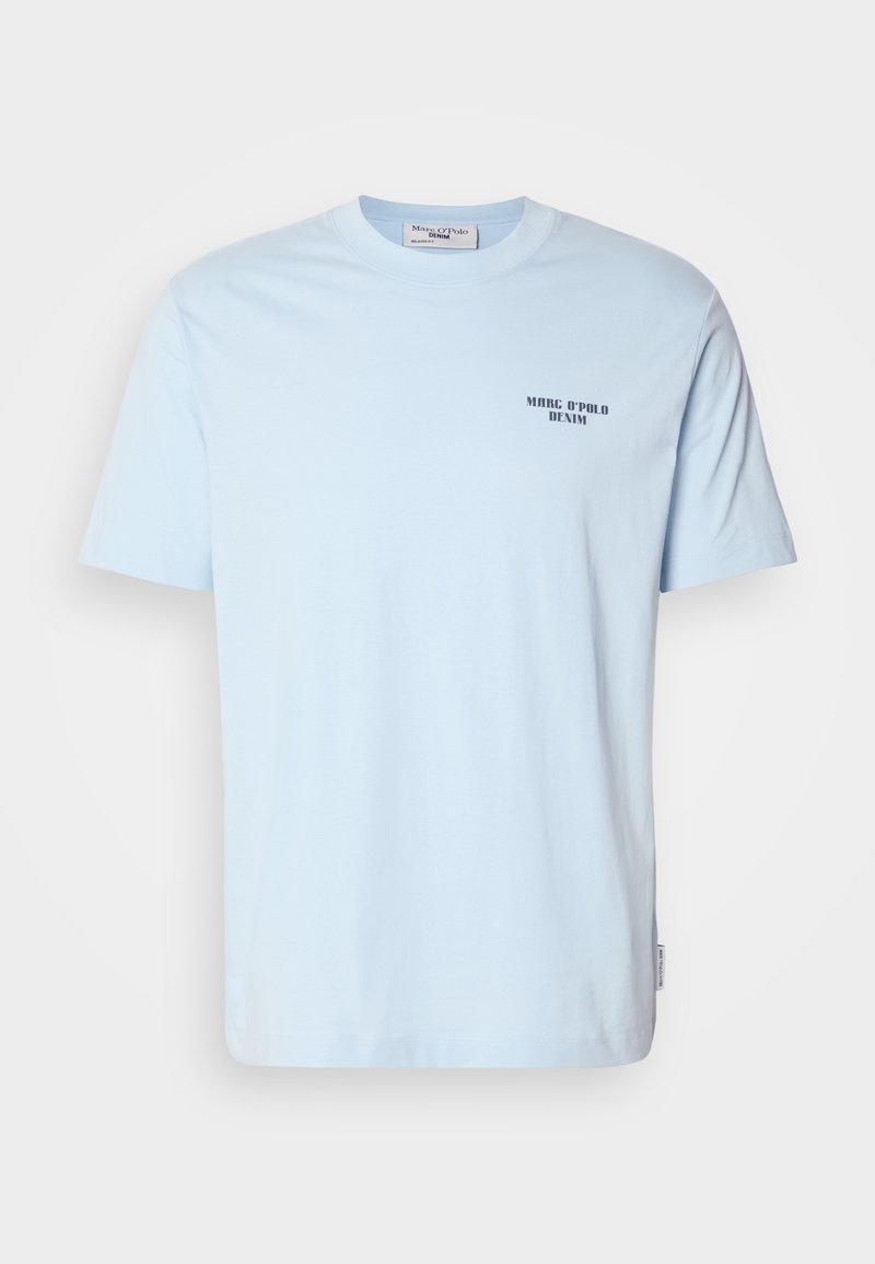 Hellblaues Baumwoll-T-Shirt mit Rundhalsausschnitt und kurzen Ärmeln, das einen kleinen dunklen Aufdruck mit der Aufschrift "MARC O’POLO DENIM" auf der Brust trägt.