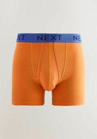 Boxer-briefs en coton orange avec une ceinture élastique bleue arborant la marque "NEXT" en lettres noires, présentant un ajustement lisse et ajusté.