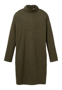 Oliivinvihreä neulemekko, jossa on korkea kaulus, pitkät hihat ja rento leikkaus. Rakenteellinen kangas, jossa on hienovaraisia poimupintoja.
