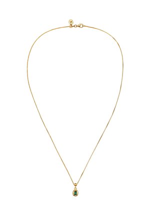 Goldene Halskette mit einem kleinen, rechteckigen grünen Edelstein-Anhänger in einer strukturierten Fassung. Die Kette hat einen Karabinerverschluss.