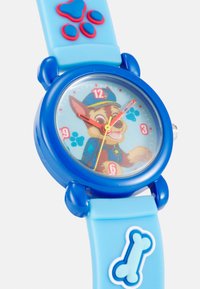 Relógio infantil com uma bracelete de silicone azul, apresentando um estojo redondo azul, rosto de personagem de desenho animado e acentos decorativos de pata e osso.