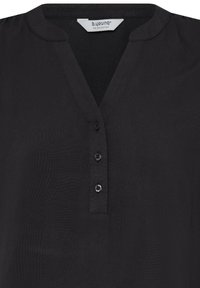 Blouse noire à encolure ronde, trois boutons sur le devant et une étiquette à l'intérieur du col indiquant "b.young The Collection".